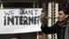 Участник демонстрации на фоне транспаранта ''Верните интернет'' Участник демонстрации на фоне транспаранта ''Верните интернет''