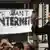 Мужчина протестует на площади Тахрир в Каире. Надпись на плакате: "Мы хотим иметь интернет"