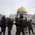 قوات الشرطة الإسرائيلية تحرس زوارا يهود في باحة المسجد الأقصى (الثالث من يناير 2023)