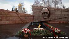 A photo shows the memorial Eternal flame and flowers laid in memory of more than 60 Russian soldiers that Russia says were killed in a Ukrainian strike on Russian-controlled territory, in Samara, on January 3, 2023. - Russia on January 2 said more than 60 soldiers were killed in a Ukrainian strike on Russian-controlled territory in a New Year assault, the biggest loss of life reported by Moscow so far. Kyiv took responsibility for the strike, which it said took place in the occupied city of Makiivka in eastern Ukraine on New Year's Eve. The killed soldiers were mobilized mainly from the Samara region. The strike, in the occupied city of Makiivka, is the biggest loss of life reported by Moscow so far. (Photo by Arden Arkman / AFP)