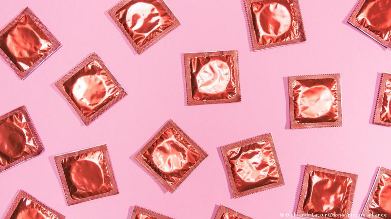 Paquetes de color rojo con preservativos