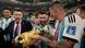 Lionel Messi celebró con un trofeo falso de la Copa del Mundo. Lionel Messi celebró con un trofeo falso de la Copa del Mundo.