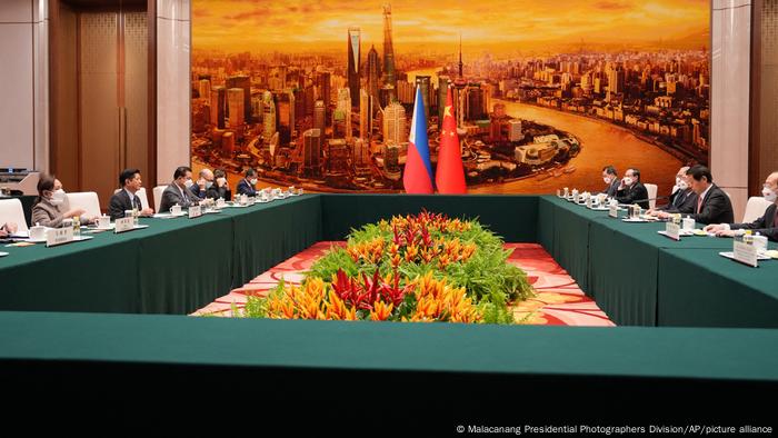 Gespräche der Delegationen Chinas und der Philippinen in großer Runde