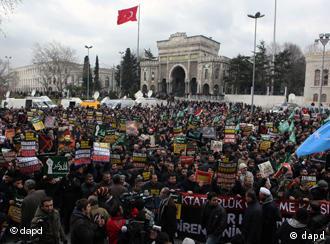 Türken demonstrieren in Istanbul als Ausdruck der Solidarität mit den Ägyptern(Foto: dapd)