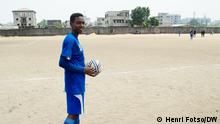 Januar 2023, Douala, Kamerun, junge Fußballspielerin aus Kamerun