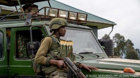 Un rebelle du M23 s'appuie sur un véhicule à Kibumba, dans l'est de la République démocratique du Congo (23.12.2022)