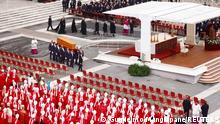 Trauerfeierlichkeiten für verstorbenen Benedikt XVI. auf dem Petersplatz 
