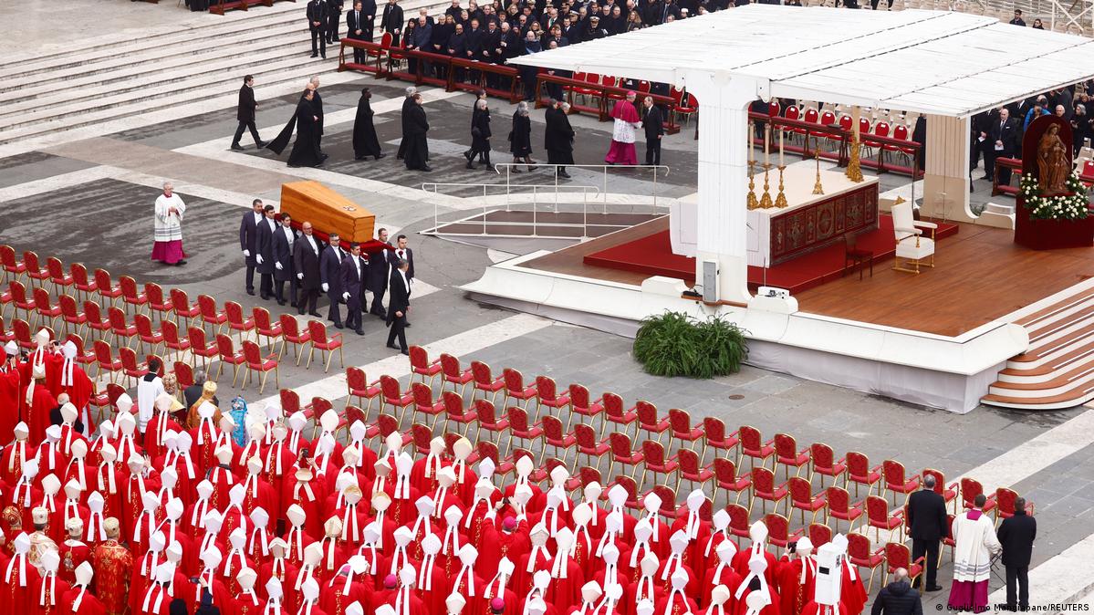 vant Læs manuskript Pope Benedict XVI honored at St. Peter's Square funeral – DW – 01/05/2023
