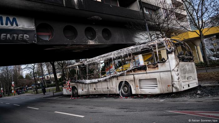 Autobus incendiado en Berlín, en el barrio de Neukölln.