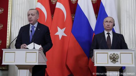 Erdogan, uno de los pocos líderes de la OTAN que mantiene buenas relaciones con Putin (en imagen de archivo de 2020).