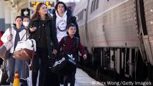 ARCHIV November 2022 *** WASHINGTON, DC - NOVEMBER 22: Passengers walk on the platform for boarding their train at Union Station on November 22, 2022 in Washington, DC. AAA predicted Thanksgiving travel this year will be close to pre-pandemic level with 54.6 million people traveling 50 miles or more from home. (Photo by Alex Wong/Getty Images)