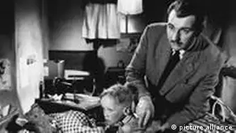 Filmszene aus Weil Du arm bist, musst Du früher sterben mit Bernhard Wicki (1956)