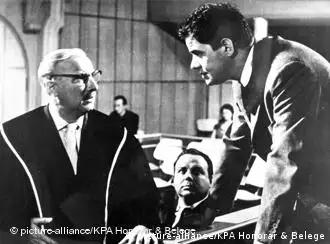 Martin Held (li.) und Walter Giller in dem Film Rosen für den Staatsanwalt (1959)
