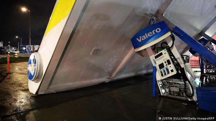 Surtidores de gasolina fueron aplastados por el techo de una gasolinera Valero que fue derribado por los fuertes vientos en el sur de San Francisco. (Archivo 04.01.2023)
