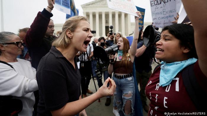 Activistas a favor y en contra del aborto en una manifestación en Washington DC.