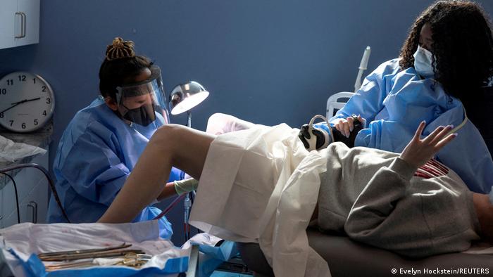 Un médico practica un aborto en una clínica para mujeres de Birmingham, en el estado norteamericano de Alabama.