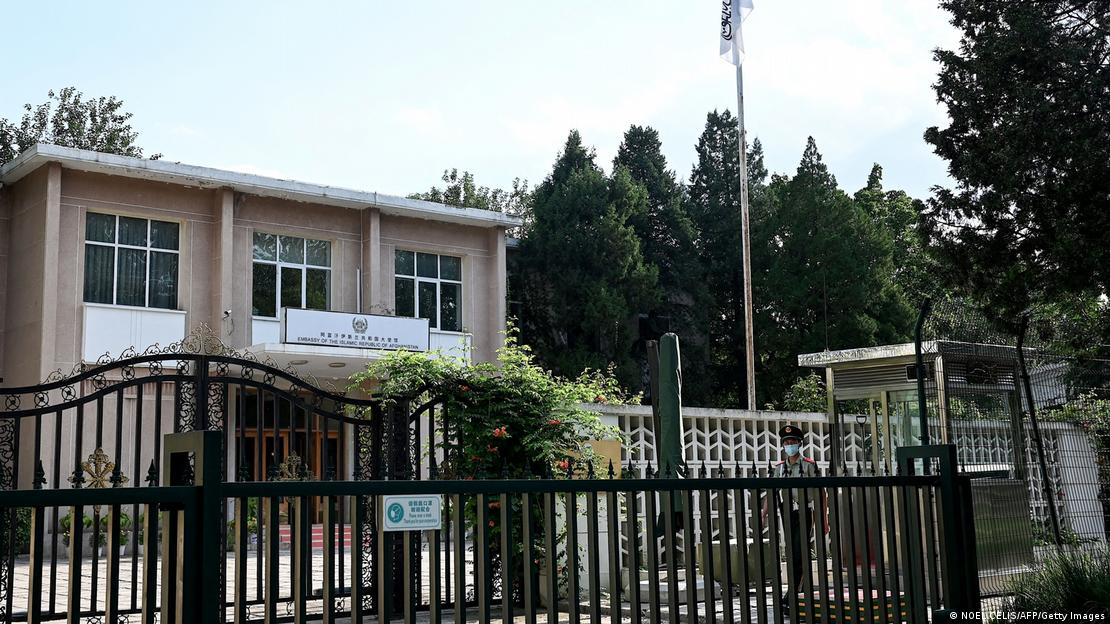 په بیجنیګ کې د افغانستان د سفارت ودانۍ چې د طالبانو بېرغ په کې لګول شوی دی په بیجنیګ کې د افغانستان د سفارت ودانۍ چې د طالبانو بېرغ په کې لګول شوی دی