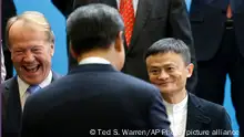 23.9.2015, Redmont, USA, Chinese President Xi Jinping, center, is greeted by Cisco CEO John Chambers, left, and Alibaba Executive Chairman Jack Ma, right, during a visit at Microsoft's main campus in Redmond, Wash., Wednesday, Sept. 23, 2015. (AP Photo/Ted S. Warren, Pool)