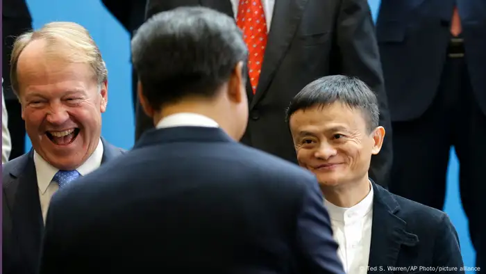 从过去十年习近平执政的情况来看，打压的趋势会越来越严重。图为马云与习近平在2015年会面。