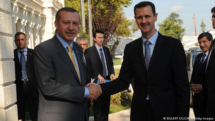 Der türkische Präsident Recep Tayyip Erdogan und der syrische Präsident Baschar al-Assad schütteln einander die Hände, Szene aus dem Jahr 2009 