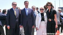 ARCHIV 2008 *** Turkey's Prime Minister Tayyip Erdogan (L) and Syria's President Bashar al-Assad (2nd-L) share a laugh as Syria's First Lady Asma al-Assad (R) and Erdogan's wife Emine Erdogan pose for photographers upon Syrian President's arrival at the Bodrum Airport in the southwestern Turkish resort of Bodrum on August 5, 2008. AFP PHOTO/STR (Photo credit should read STR/AFP via Getty Images)