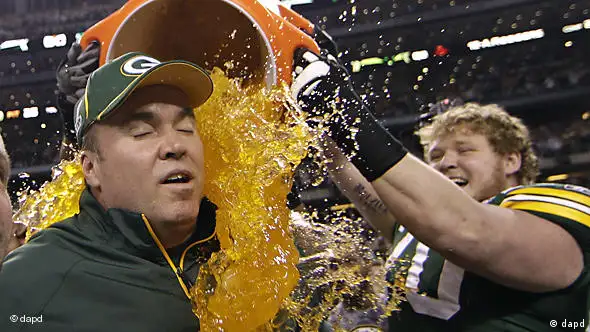 USA Sport Football Green Bay Packers gewinnen Super Bowl Mike McCarthy trinkt Gatorade