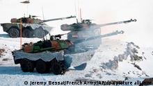 HANDOUT - 05.01.2023, Frankreich, ---: Dieses undatierte, von der französischen Armee zur Verfügung gestellt Foto zeigt Kampfpanzer von Typ AMX-10 RC. Frankreich hatte der Ukraine am Mittwoch (04.01.2023) die Lieferung des Spähpanzers AMX-10 RC zugesagt, der Elyseepalast sprach von einem «leichten Kampfpanzer». Foto: Jeremy Bessat/French Army/Armee de Terre/AP/dpa - ACHTUNG: Nur zur redaktionellen Verwendung im Zusammenhang mit der aktuellen Berichterstattung und nur mit vollständiger Nennung des vorstehenden Credits +++ dpa-Bildfunk +++