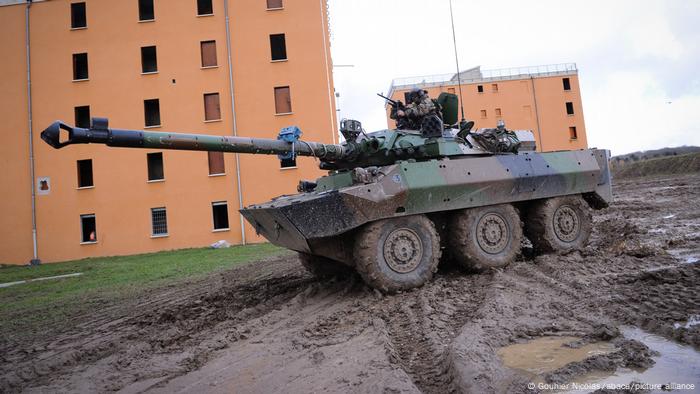 AMX-10 RC-Panzer im Schlamm vor Hochhäusern