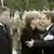 Angela Merkel (Mitte) und Nicolas Sarkozy (rechts) begrüßen sich in Warschau, wo sie sich mit Bronislaw Komorowski (links) treffen (Foto: dapd)