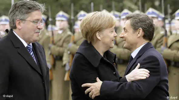 Bronislaw Komorowski, Angela Merkel und Nicolas Sarkozy begrüßen sich in Warschau (Foto: dapd)