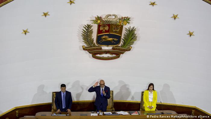 Jorge Rodríguez jura como presidente de la Asamblea Nacional de Venezuela para un nuevo período durante la apertura del período legislativo 2023, en Caracas.