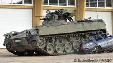 Ein Panzerfahrzeug vom Typ Marder zeigt am Samstag (10.9.2011) bei Tag der offenen Tür der Saarlandbrigade in Lebach, wie es mühelos über einen Pkw hinwegfährt. Das Auto hat gegen das tonnenschwere Kettenfahrzeug keine Chance. *** An armoured vehicle of the Marder type shows on Saturday 10 9 2011 at the open day of the Saarland Brigade in Lebach how it effortlessly drives over a car The car has no chance against the tracked vehicle weighing tons 