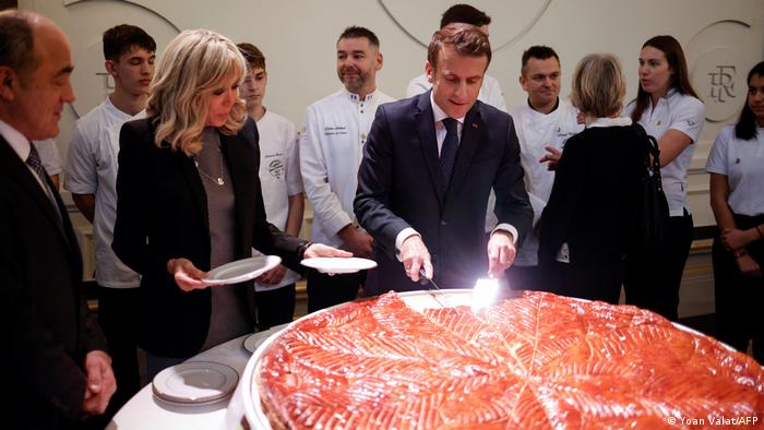 Ο Εμανουέλ Μακρόν κόβει μία τεράστια βασιλόπιτα