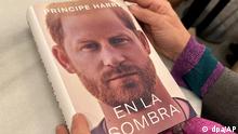 05.01.2023, Spanien, Barcelona: Eine Frau hält ein Exemplar Autobiografie des britischen Prinzen Harry. Die mit Spannung erwartete Autobiografie des britischen Prinzen Harry ist nach Angaben britischer Medien in Spanien versehentlich bereits am Donnerstag in den Handel gelangt. Eigentlich sollte das Buch erst am 10. Januar erscheinen. Foto: Uncredited/AP/dpa +++ dpa-Bildfunk +++