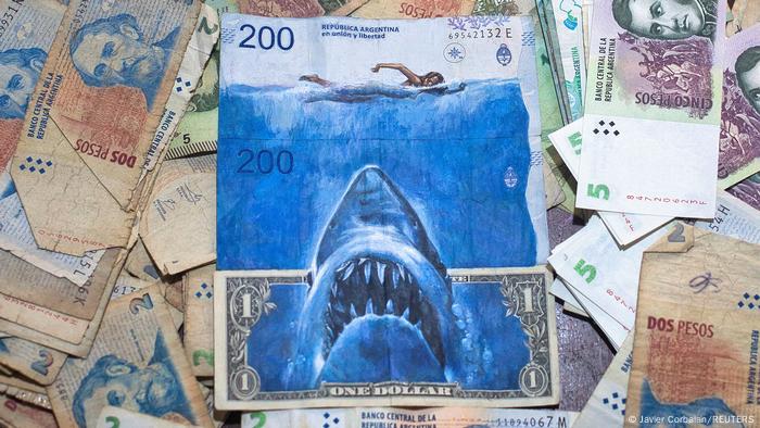 Un montaje artístico muestra a un dolar convertido en tiburón amenazando a la moneda argentina.