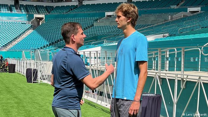 Deutschlands bester Tennisspieler Alexander Zverev trainiert mit Lars Lienhardt in einem Stadion