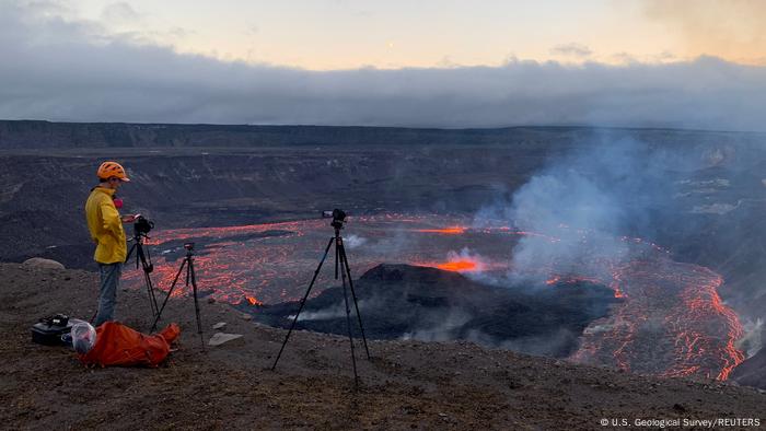 Vulkan Kilauea Auf Hawaii Spuckt Wieder Lava | Aktuell Welt | DW | 06. ...