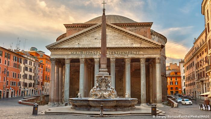 Shembulli më i mirë për përdorimin gjenial të betonit është ndërtesa e Panteonit, një tempull ndërtuar në Romë nga viti 113 deri në vitin 126 të erës sonë.