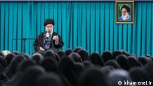 Líder supremo de Irán condena el envenenamiento de niñas 