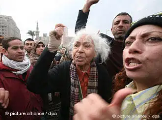 نوال السعداوي: سنحقق ما نريد، فالثورة لا تعرف المستحيل وانا أمضيت حياتي في تحقيق المستحيلات