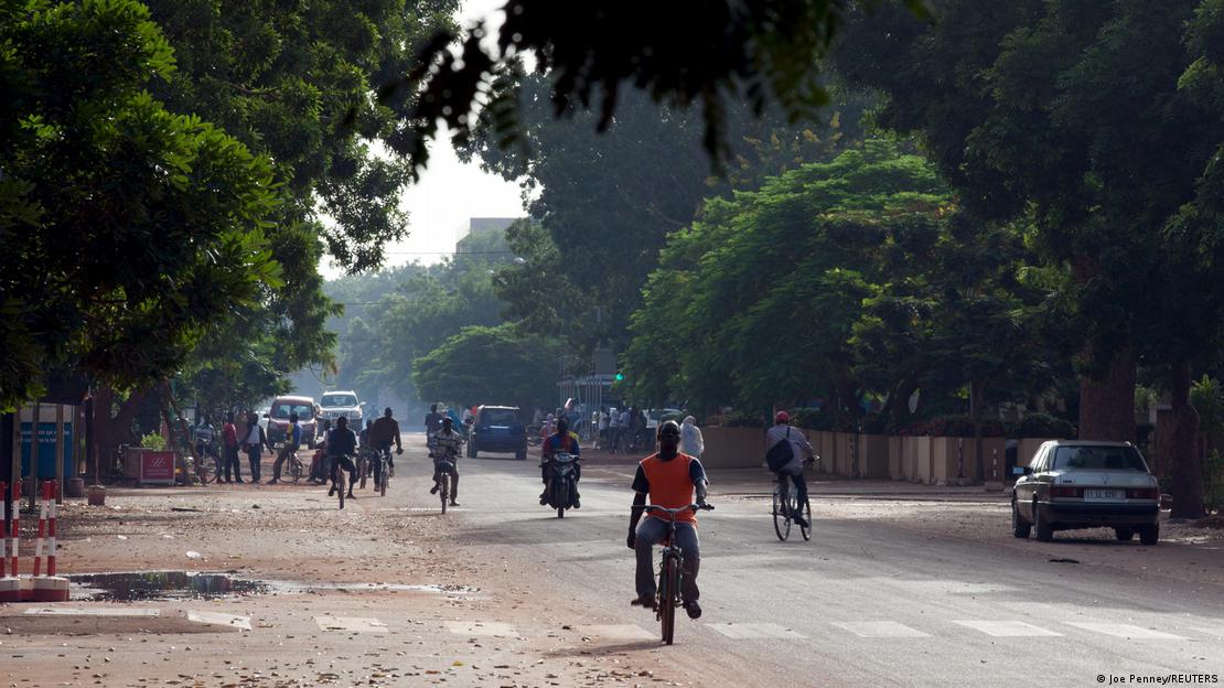 Une scène de rue à Ouagadougou, des motos roulant le long d'une route
