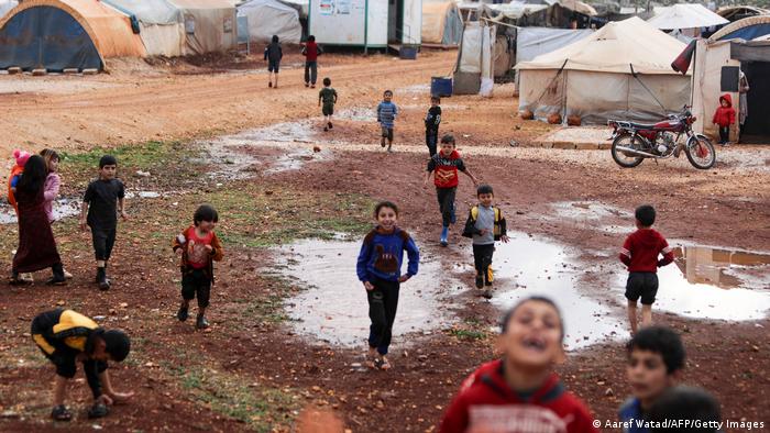 Kinder zwischen Zelten im Flüchtlingsager