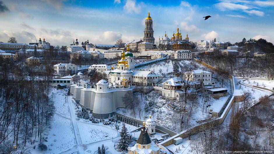 Kijevsko-pečerska lavra jedan je od najstarijih manastira u Ukrajini. Kompleks, koji sada ima oko 140 zgrada, nalazi se u srcu ukrajinske prestonice Kijeva.