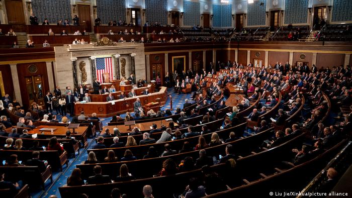 美國眾議院於今年1月6日重新開議，圖為新一屆眾議員聚集在議場內（資料照）
