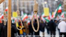 11.01.2020***Mehrere Hundert Exil-Iraner demonstrieren im Rahmen einer Mahnwache gegen das Regime in Teheran auf dem Roncalliplatz. Köln, 11.01.2020