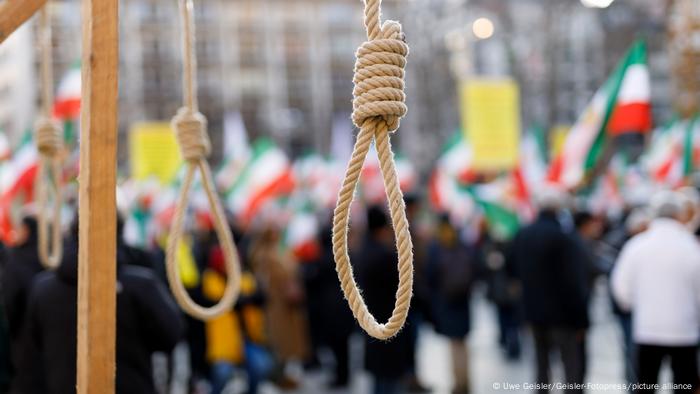 Protestas en Colonia, Alemania: las horcas se han popularizado como símbolo en protestas alrededor del mundo contra el régimen iraní.