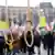 Symbolische Galgenstricke bei einer Protestdemonstration gegen Teheran in Deutschland 