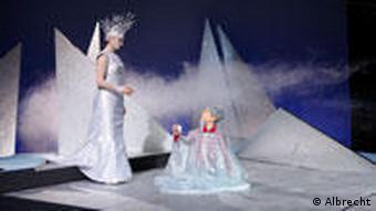 A scene from Snow White by Opera piccola in Hamburg