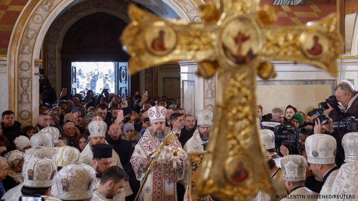Epifanio I, cabeza de la Iglesia Ortodoxa de Ucrania, dirige por primera vez un servicio navideño en el interior de la catedral de Uspenskyi (Santa Dormición), en el recinto del monasterio Pechersk Lavra de Kiev.