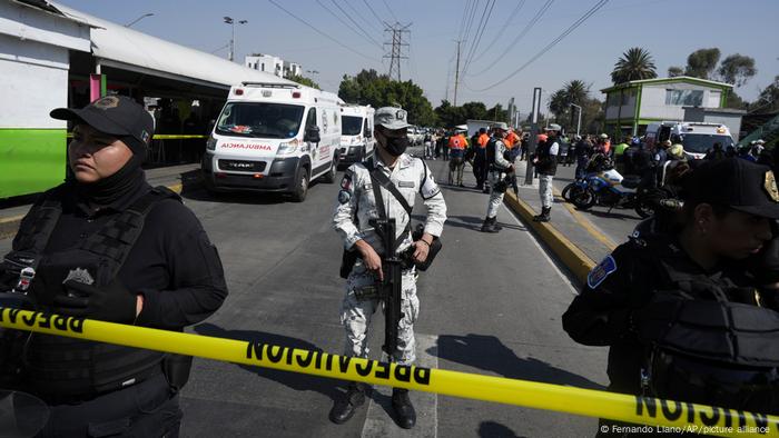 La policía asegura una zona fuera de la estación La Raza donde chocaron dos trenes de metro, en Ciudad de México.